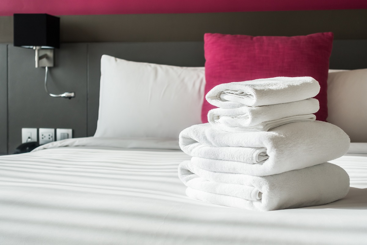Roupa de cama de hotel em cima da cama
